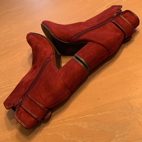 White Mountain Faux Suede Booties beautiful wine color & excellent condition - Picture 5 of 8